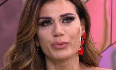 Tremenda declaración: “Flor de la V le pegó una piña a su marido”