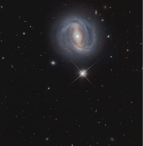 La espectacular galaxia espiral barrada NGC 4907