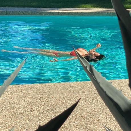 Con una pequeña bikini roja, la foto de Salma Hayek que se llevó todos los suspiros