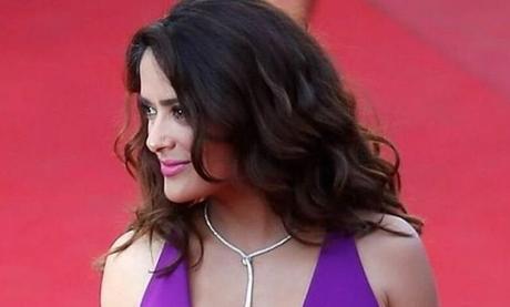 Con una pequeña bikini roja, la foto de Salma Hayek que se llevó todos los suspiros