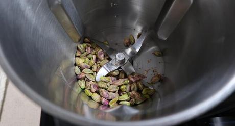 Triturar los pistachos para hacer el helado