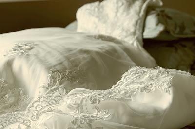 Vestido de novia estirado sobre una cama