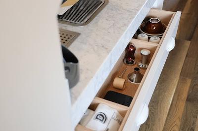 Cajón de cocina con organizadores Cajón de cocina con organizadores