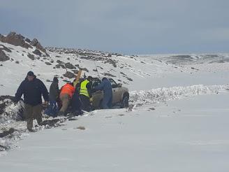 Mencué: intentan ayudar a campesinos aislados desde las nevadas de julio