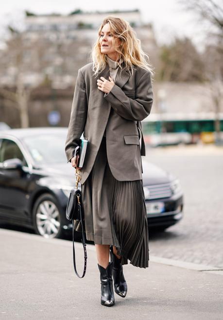 Falda Plisada Con Botas Militares