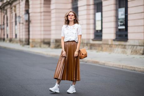 Falda Plisada Con Botas Militares