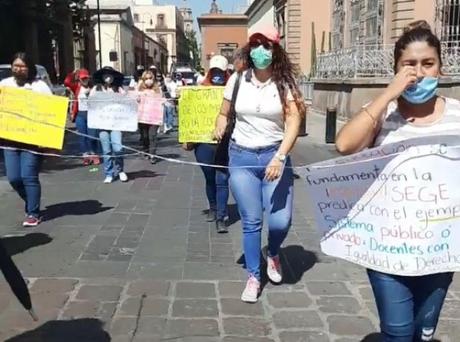 Con manifestación piden igualdad en el reparto de plazas de maestros