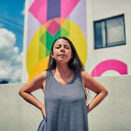 Janin Garcin: artista potosina pinta mural en conjunto residencial