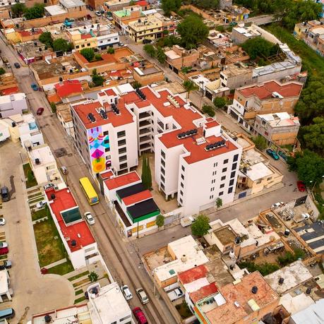 Janin Garcin: artista potosina pinta mural en conjunto residencial