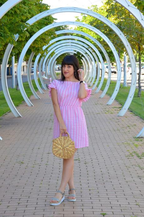 Vestido rosa de rayas blancas