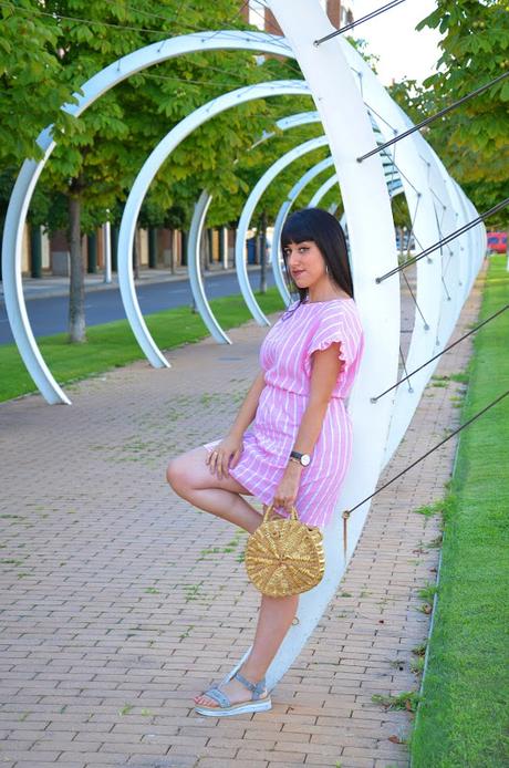 Vestido rosa de rayas blancas