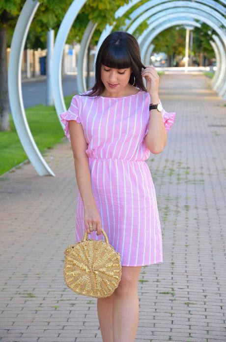 Vestido rosa de rayas blancas