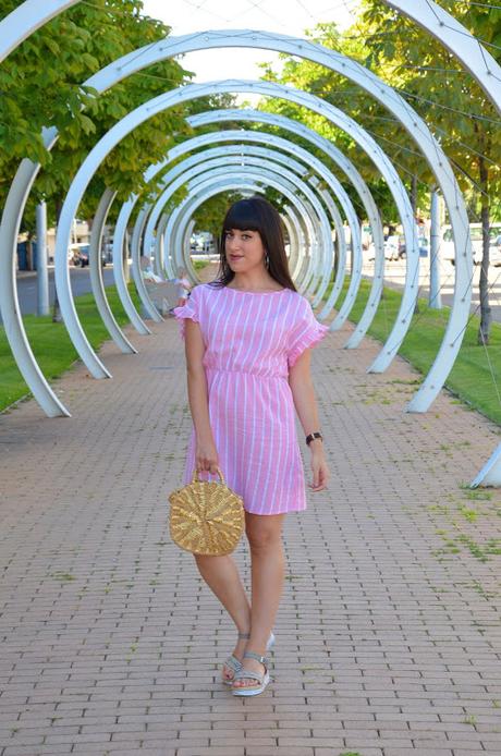 Vestido rosa de rayas blancas