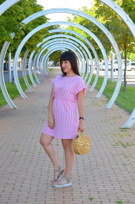 Vestido rosa de rayas blancas