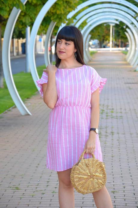 Vestido rosa de rayas blancas
