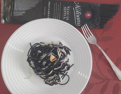 Espaguetis negros con gulas picantes. Espaguetis negros con gulas picantes.