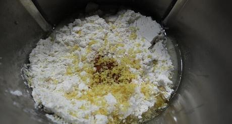 Echamos todos los ingredientes en el vaso y mezclamos a velocidad cuchara