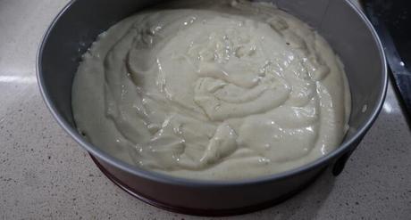 Echamos la masa en el molde y ponemos a hornear