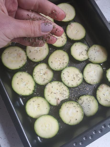 Calabacín al horno con queso feta y atún | Recetas saludables y ricas