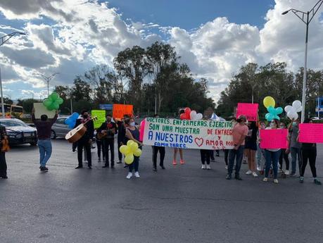 Llevan serenata a personal médico y militar del Hospital Central