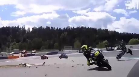 VIDEO: milagro en MotoGP, motos salen disparadas por el aire y Valentino Rossi salva su vida por centímetros