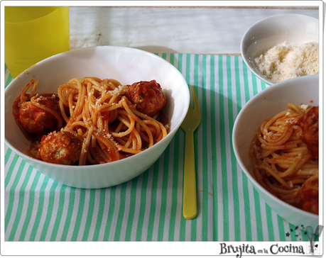 Espaguetis con albóndigas de pollo