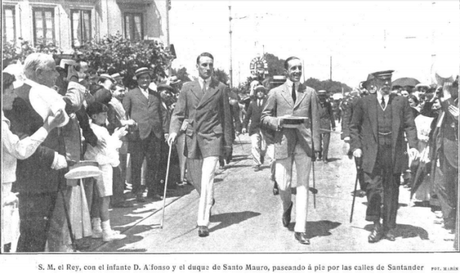 1915:S.M. don Alfonso XIII pasea por Santander con el duque de Santo Mouro
