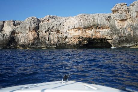 Alquilar un barco sin licencia en Menorca: nuestra experiencia en el sur de la isla