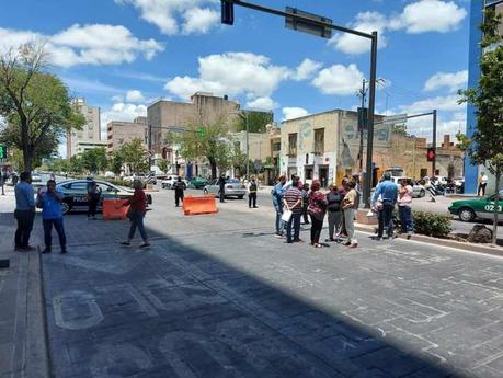 Comerciantes se manifiestan contra la ciclovía en Carranza