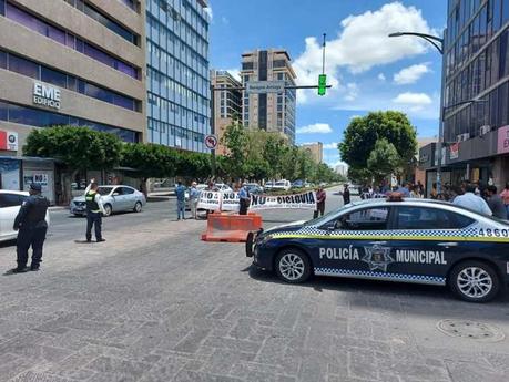 Comerciantes se manifiestan contra la ciclovía en Carranza