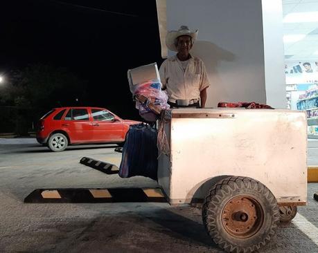 Huastecos se unen para comprar toda la mercancía a vendedor de paletas