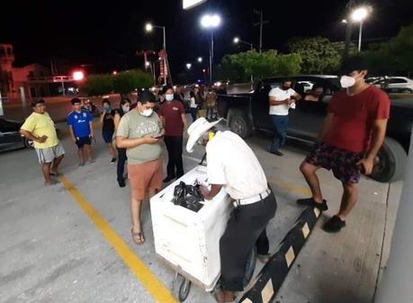 Huastecos se unen para comprar toda la mercancía a vendedor de paletas