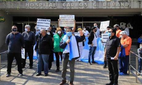 Homenajearon a los dos enfermeros del Hospital Durand que murieron