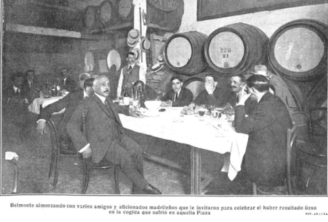 1915:Belmonte almorzando con unos amigos tras un percance sin consecuencias en la Plaza de Cuatro Caminos 1915:Belmonte almorzando con unos amigos tras un percance sin consecuencias en la Plaza de Cuatro Caminos