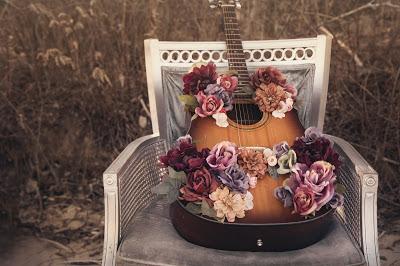 Silla, guitarra y flores