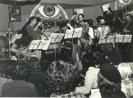 La Liberation Music Orchestra, en Keystone Korner (1977). Carla Bley al piano, Michael Mantler, Charlie Haden contrabajo, Don Cherry en trompeta. FOTO: Todd Barkan. Charlie Haden, el 5° Regimiento y la Lucha Contra el Fascismo