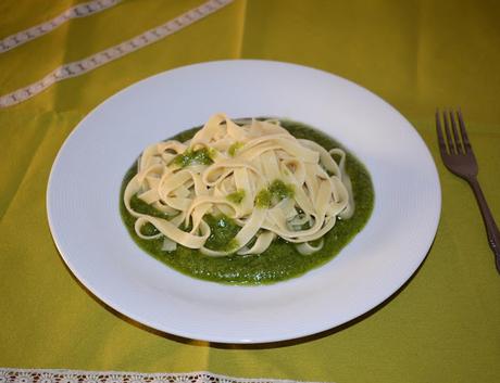 Tagliatelle con salsa pesto Tagliatelle con salsa pesto