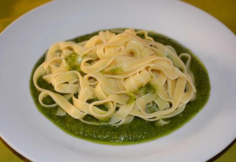 Tagliatelle con salsa pesto Tagliatelle con salsa pesto