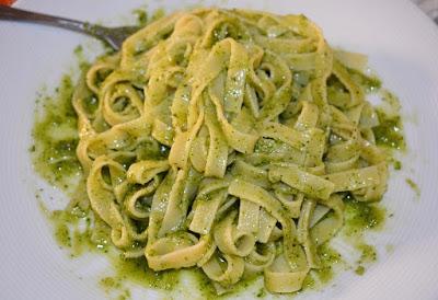 Tagliatelle con salsa pesto Tagliatelle con salsa pesto