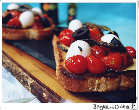 Tostas de cherrys confitados y mozzarella