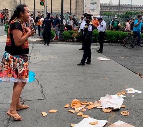 Oficiales agreden a Lady Tacos de Canasta