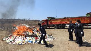 Gobierno chino quema biblias y material cristiano asegurando que primero debe ser autorizado