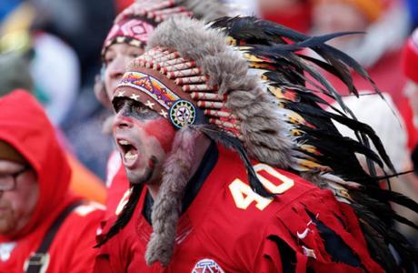 Los Chiefs prohibirán penachos y maquillajes con temática indígena