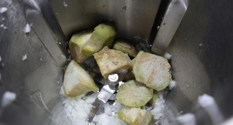 Troceamos las berenjenas junto a los ajos y la cebolla