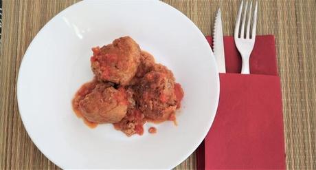 Receta lista de las albóndigas presentadas en un plato junto a una patatas cocidas