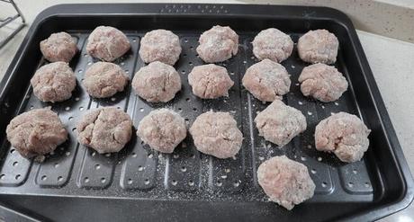 Ponemos las albóndigas en una bandeja de horno y horneamos