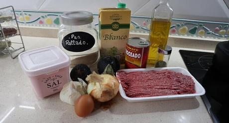 Los ingredientes necesarios para hacer la albóndigas con berenjenas y carne picada con salsa de tomate en mambo