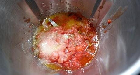 Echamos los ingredientes para hacer la salsa de tomate