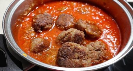 Rehogar las albóndigas junto a la salsa de tomate en una cazuela