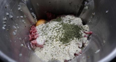 Echamos todos los ingredientes incluido la carne picada y mezclamos